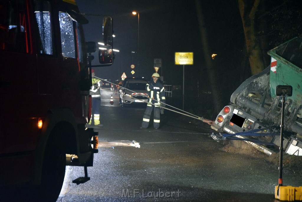 Container LKW umgestuerzt Koeln Brueck Bruecker- Dellbruecker Mauspfad P337.JPG - Miklos Laubert